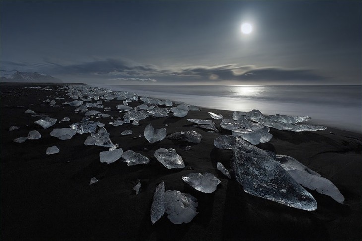 TROZOS DE HIELO EN LAPLAYA QUE SIEMPRE LOS TIENE