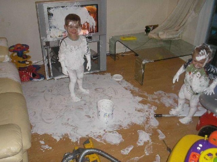 niños pintaron todos los muebles de la casa con pintura vblanca