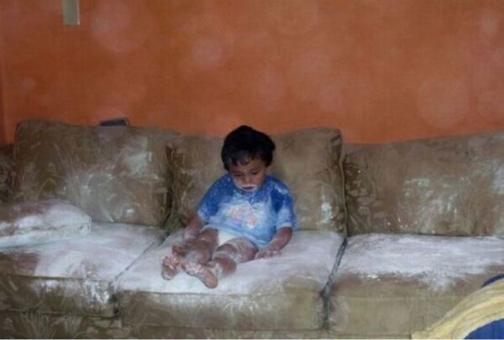 niño tiro la harina en el sillon de su casa