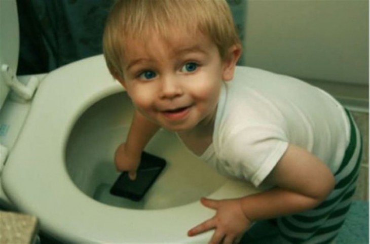 NIÑO AVENTAANDO EL CELULAR A LA TAZA