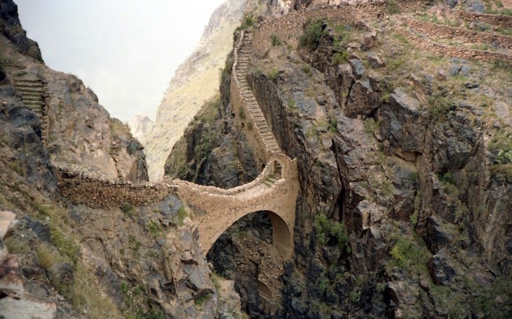 puente hecho de roca en yemen