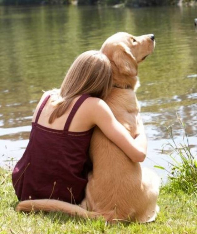 mujer abrazando a su perro