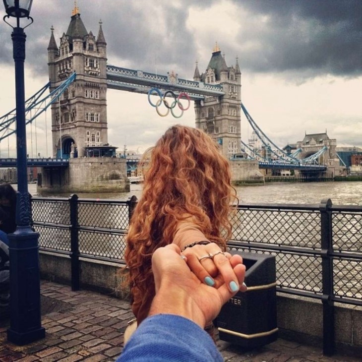 La pareja se mira hacia el Tower Bridge de Londres durante los Juegos Olímpicos de Verano 2012. 