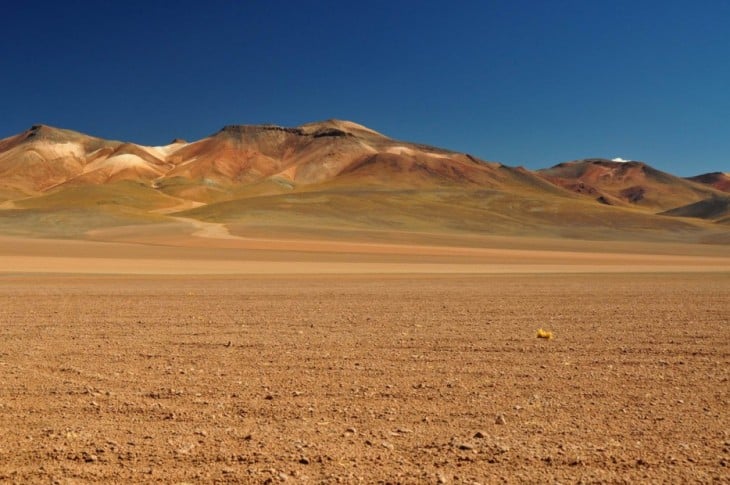 Fotografía de un desierto cerca de unas montañas 