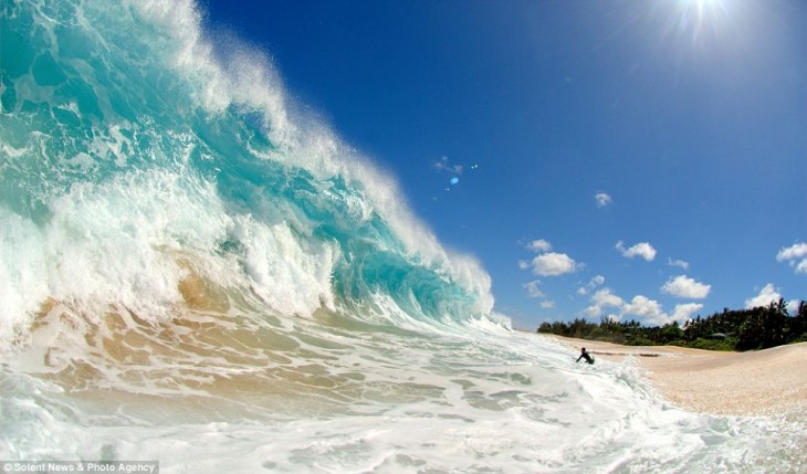 Una ola gigante a la orilla de una playa 