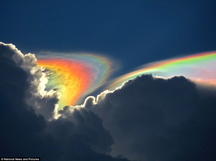 Mezcla de nubes con un arcoiris en el cielo 