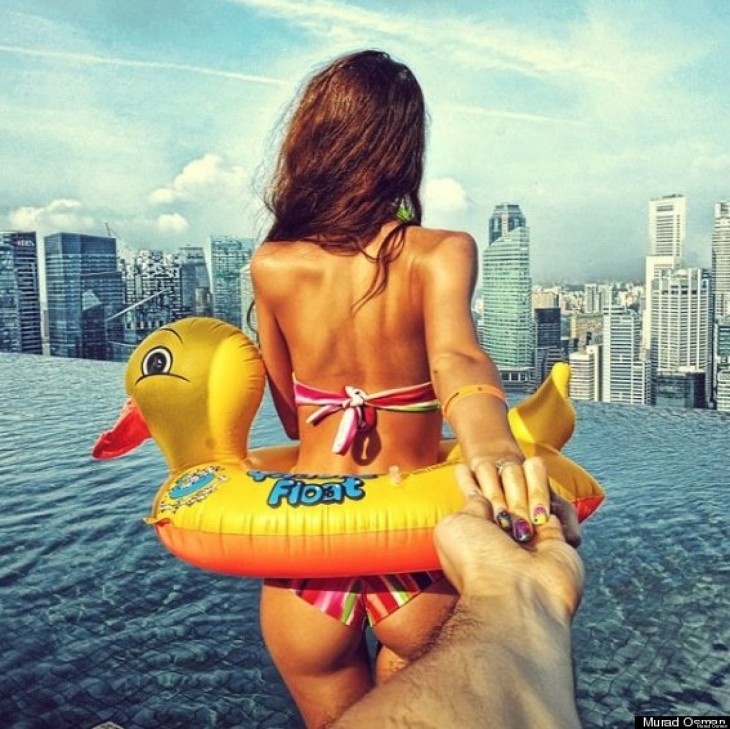 Natalia lleva Murad en la piscina de borde infinito Marina Bay Sands en Singapur. 