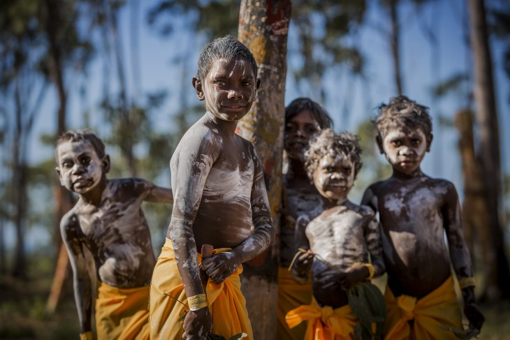 Niños aborigenes en Festival Garma, Australia pintados ritualmente