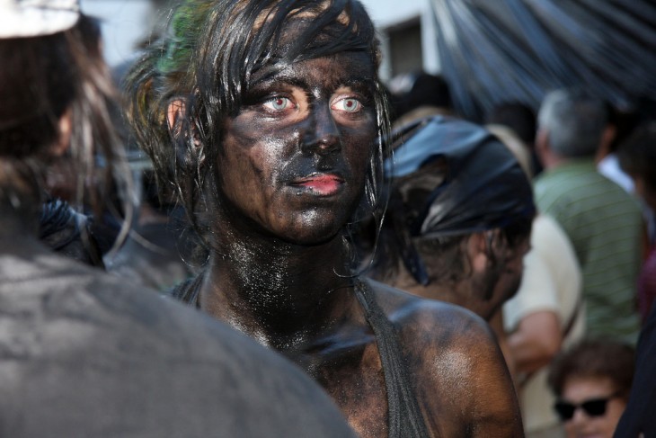 chica de ojos claros pintada en el festival de Cascamorras – España