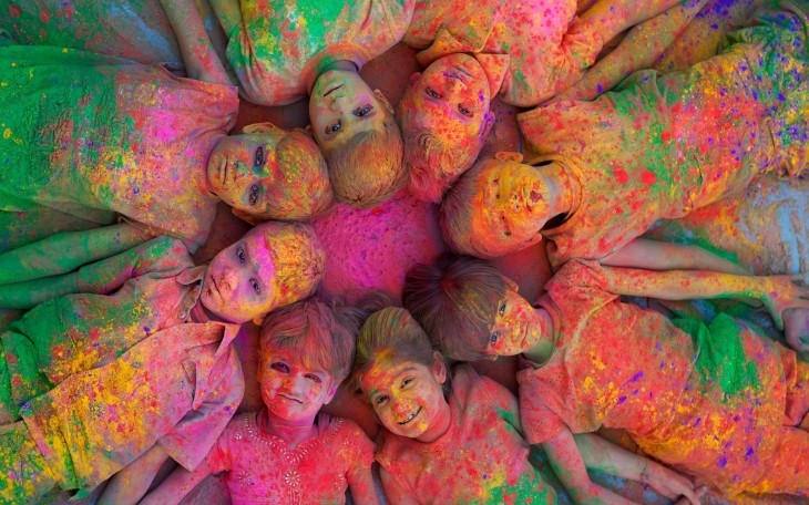 Niños pintados de colores durante el Holi (festival de colores), Mundo Hindú 