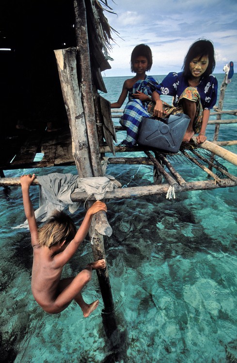 Fotografía de niños jugando arriba de un mar 