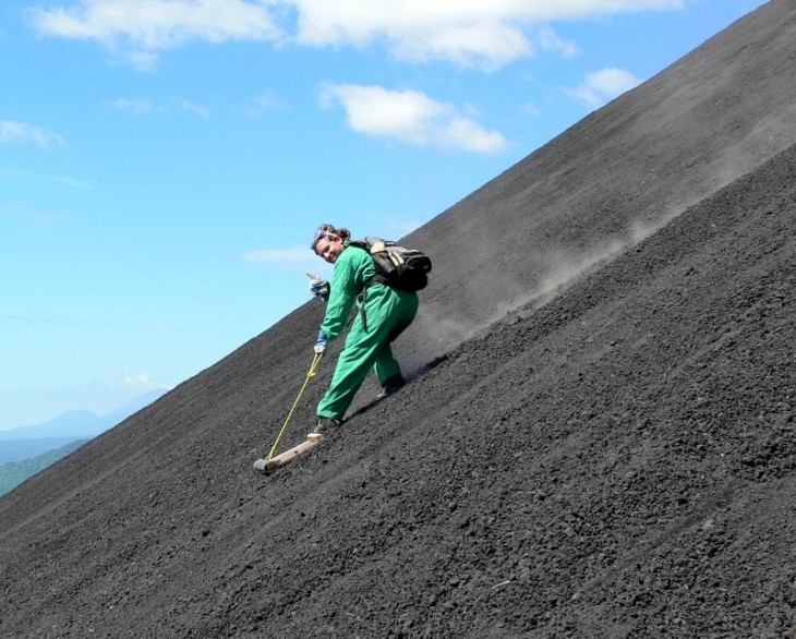 Persona deslizándose por una montaña 