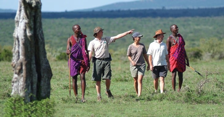 Turistas platicando con personas de Maasai, Tanzania