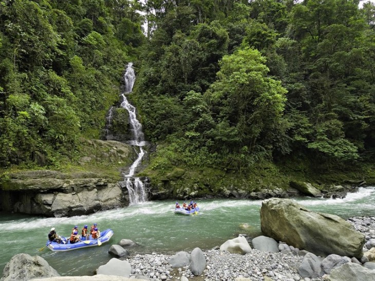 Personas sobre lanchas por un río en Costa Rica 