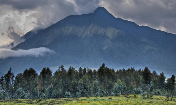 Fotografía de unos volcanes ubicados en Uganda y Rwanda