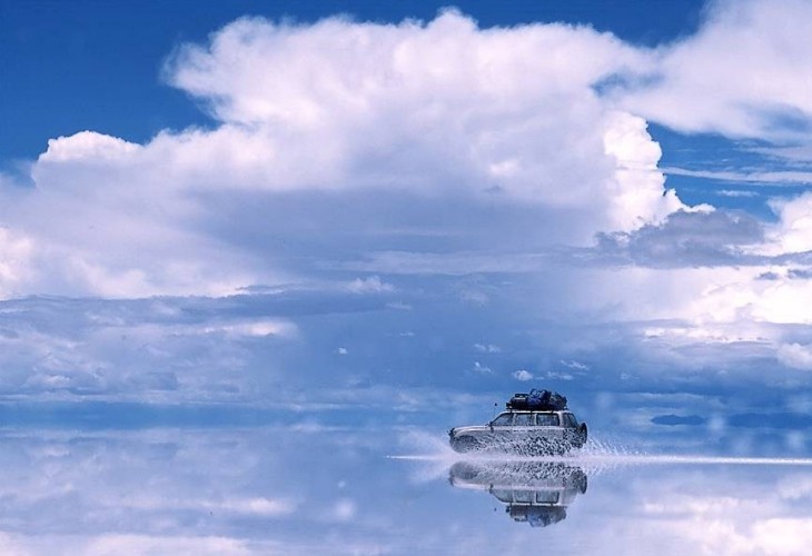 Camioneta atravesando el Salar Uyuni 