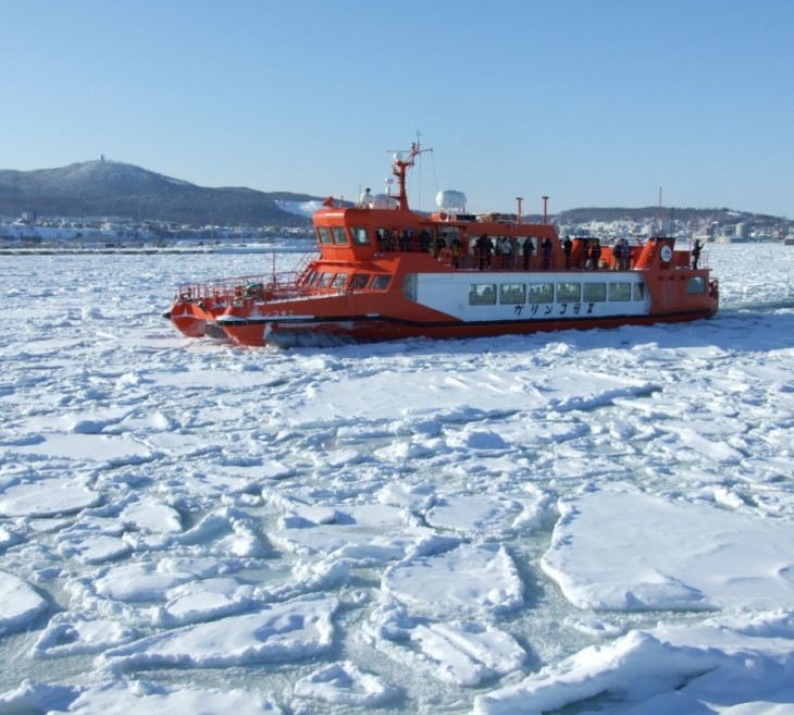 Barco navegando sobre una superficie de nieve