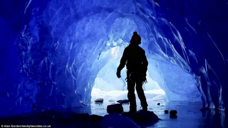 Una persona dentro de una cueva del glaciar 