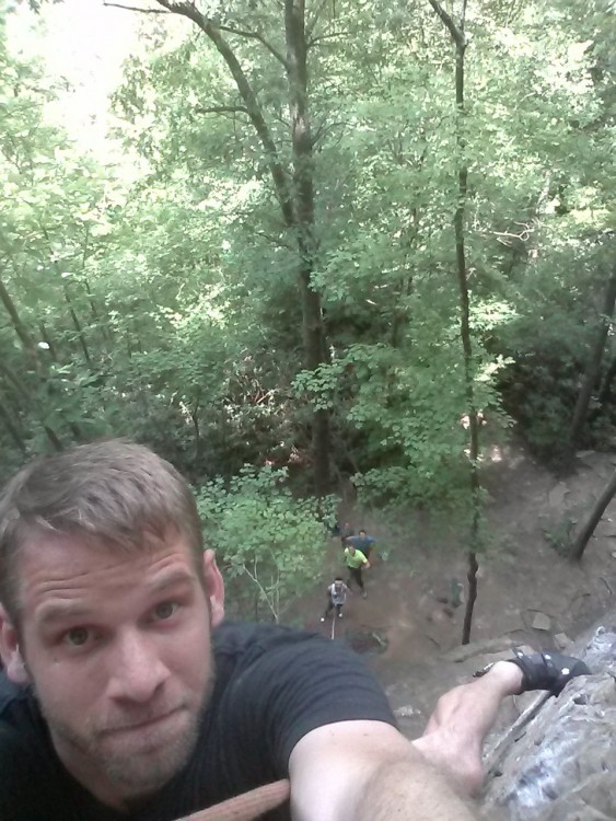 chico tomándose una selfie mientras escala una montaña 