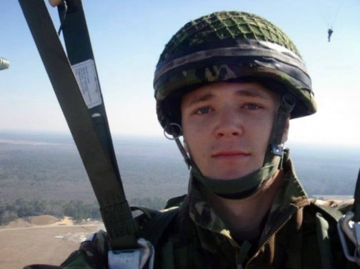 Selfie de un soldado que va en un paracaídas 
