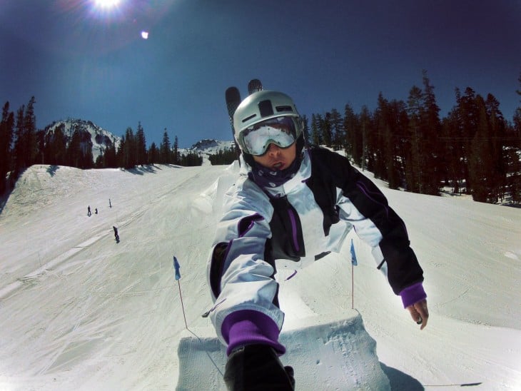 Selfie de un chico mientras esta esquiando 