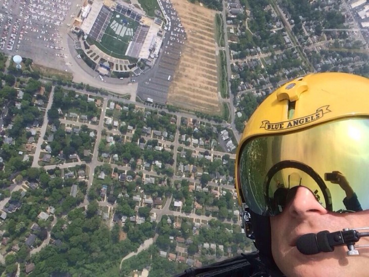 Selfie de un hombre y detrás tiene una ciudad 