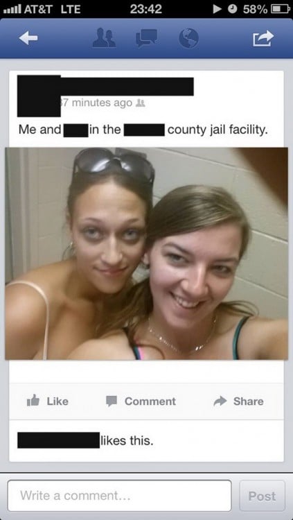 captura de pantalla de Facebook que muestra la selfie de dos chicas 