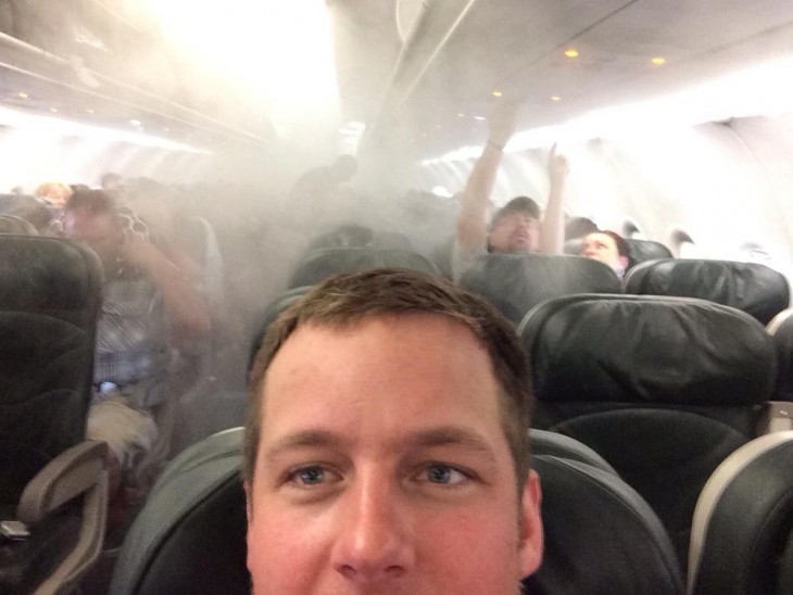 Selfie de un chico durante un accidente de un avión 