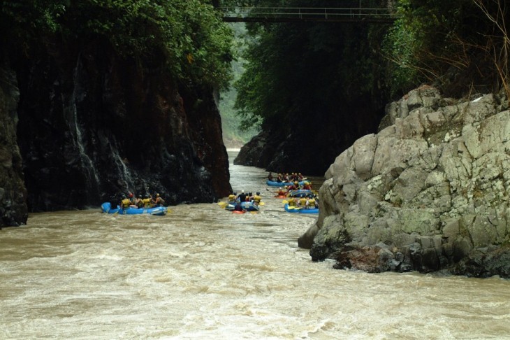 Navegar por el río Amazonas - Perú