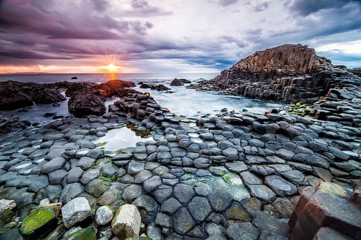 playa con rocas