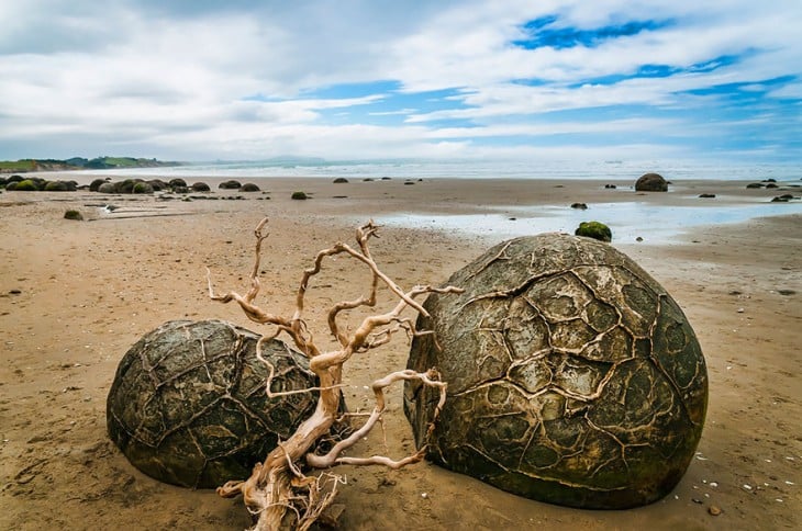 playa con rocas grandes