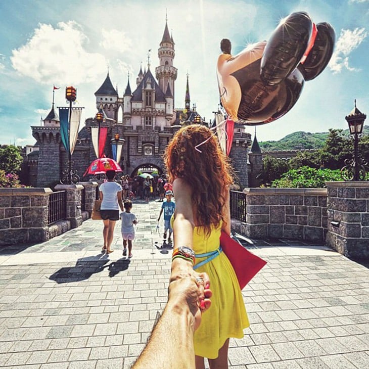 Novios de la mano en Disneyland de Hong Kong