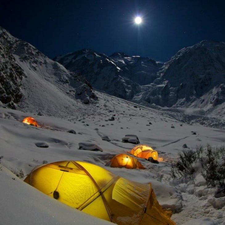 campamento en montaña nevada