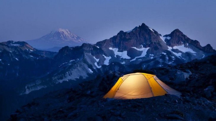 noche en medio de las montañas