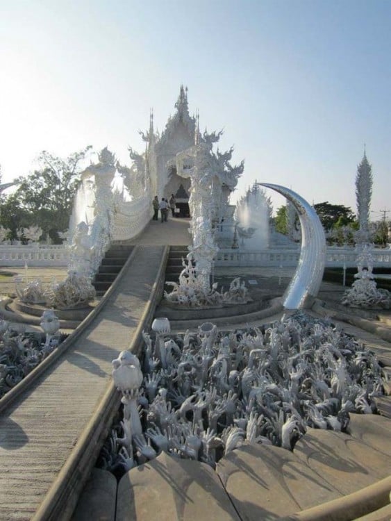 procesion en Templo Budista de Marmol Blanco de Tailandia