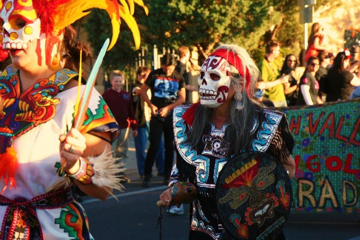 Personas disfrazadas de indigenas Aztecas, celebran el día de los muertos