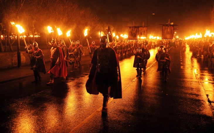 gente con fuego en la noche del Festival del Fuego