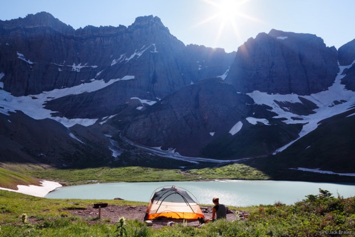 carpa en medio de las montañas