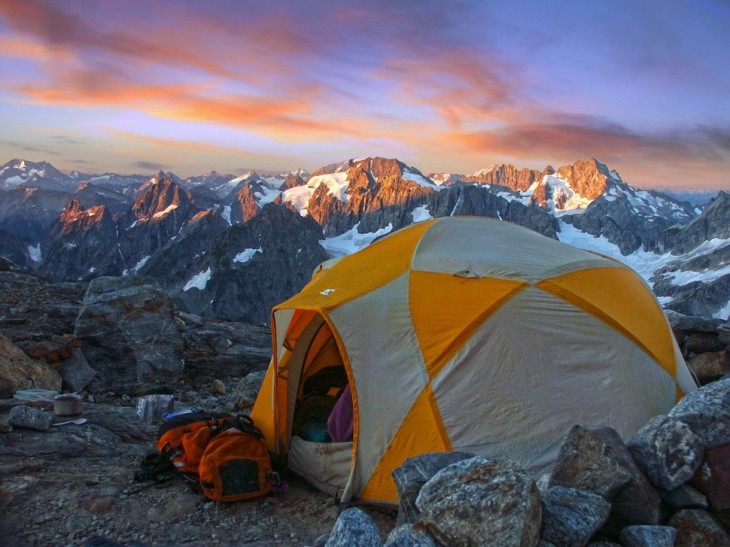 carpa en la montaña