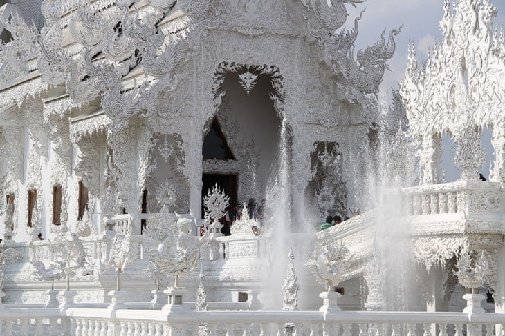 esculturas budistas en Templo Blanco de Tailandia