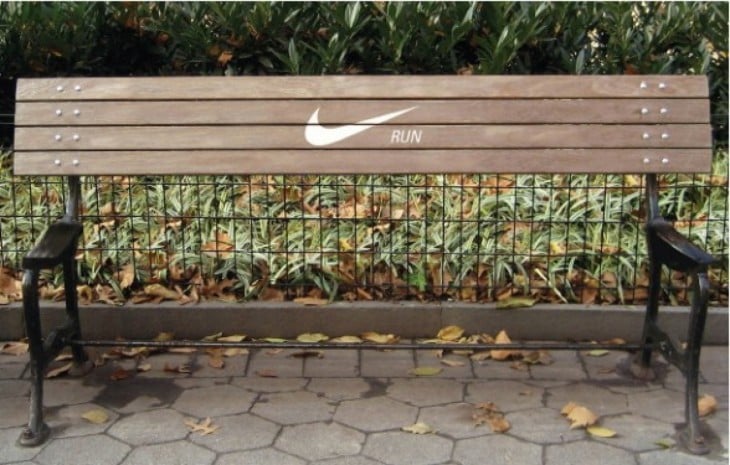 publicidad de Nike donde falta la mitad de sentarse de un banco incentivando a correr