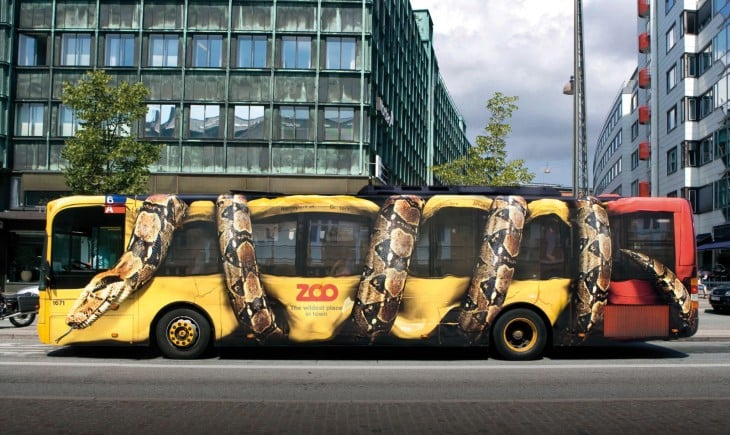 omnibus pintado para publicidad de ZOO