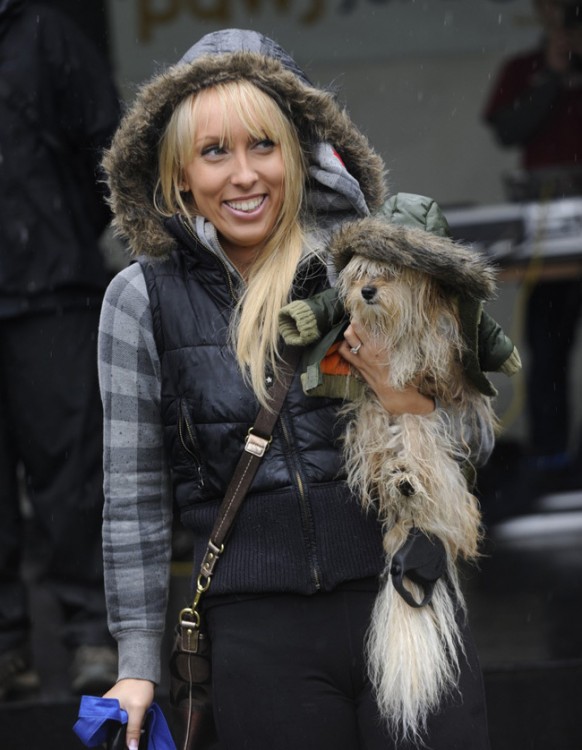 MUJER VISTE A SU PERRO IGUAL QUE COMO ELLA SE VISTE