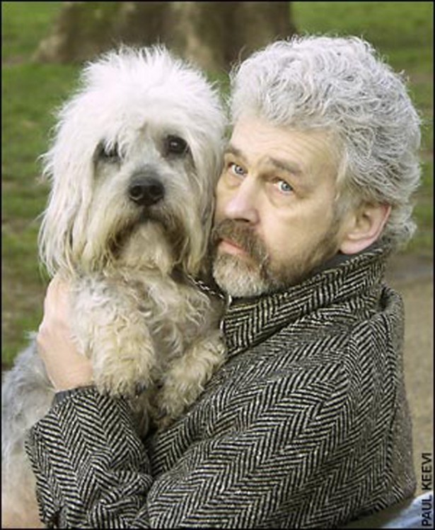 HOMBRE CON SU CABELLO CANO SE PARECE A SU PERRO