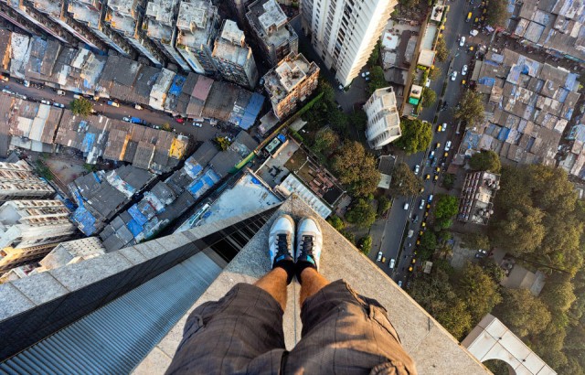 parado con la vista hacía el piso