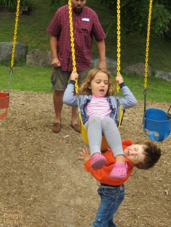 niño golpeado con columpio