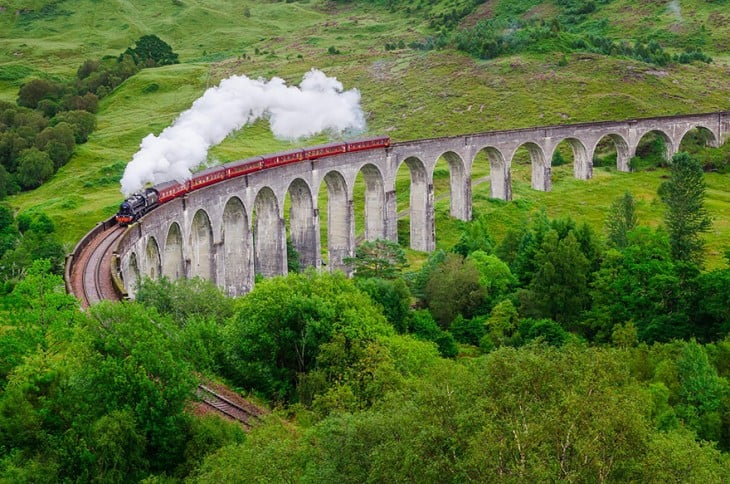 tren pasando por Viaducto Glenfinnan , Escocia