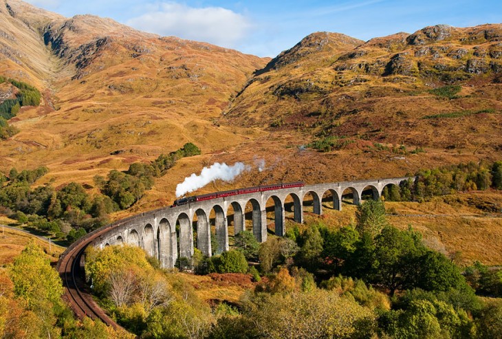 tren pasando por Viaducto Glenfinnan , Escocia