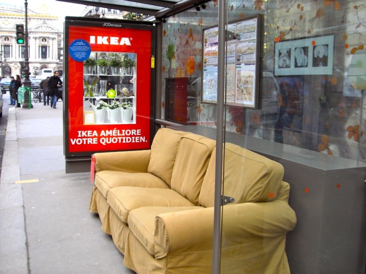 Publicidad de Ikea en la via publica, sofa en parada de coooectivo