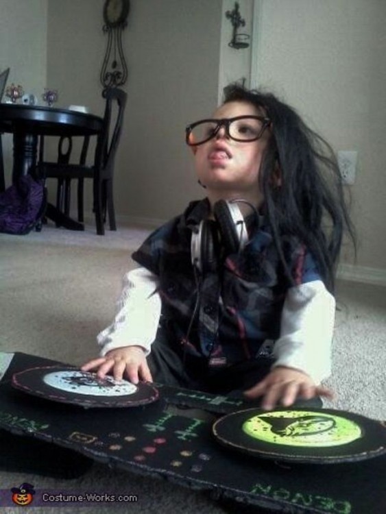 niño disfrazado de Dj de Skrillex